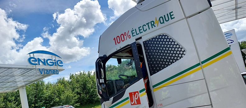 camions électriques sur une aire de recharge